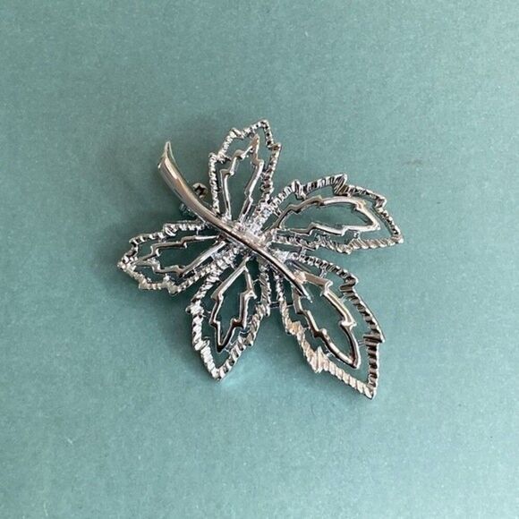 Sarah Coventry Windfall Openwork Leaf Brooch in Silver Tone Vintage - Picture 4 of 4